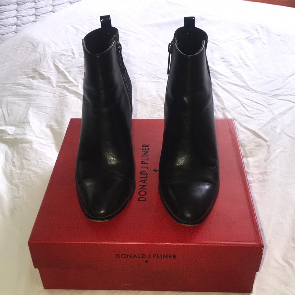 Donald J Pliner black booties